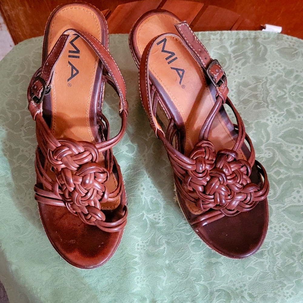 Wedge sandal by Mia